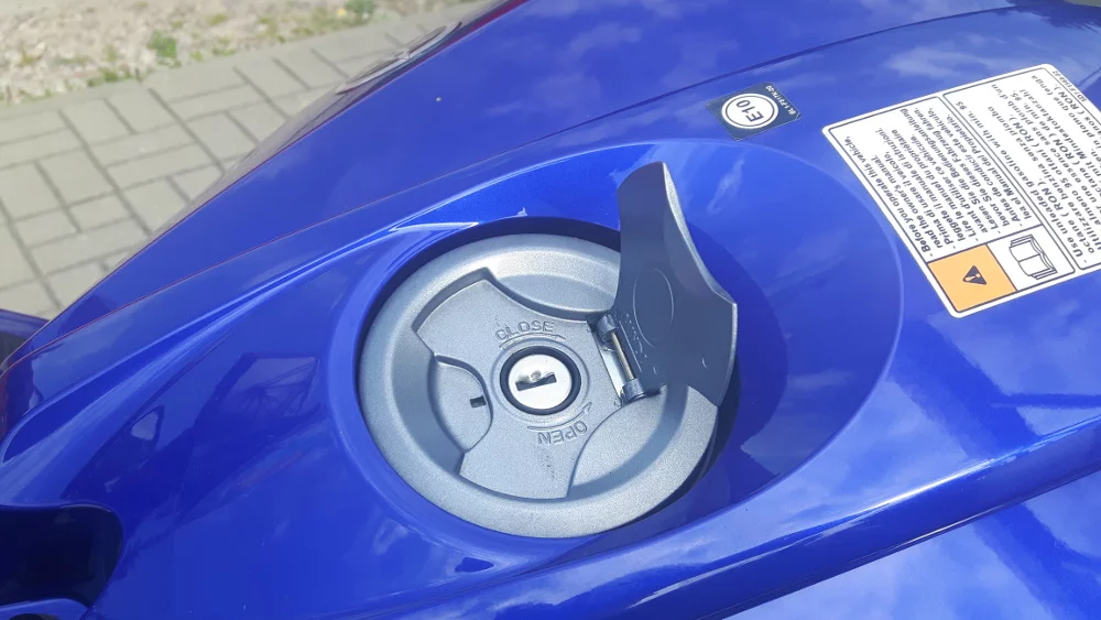 Korek wlewu nie jest odchylany jak w większości "dużych" motocykli. Ale rzadko mamy z nim do czynienia, motocykl pali średnio 2.5-3 litry na 100 km.