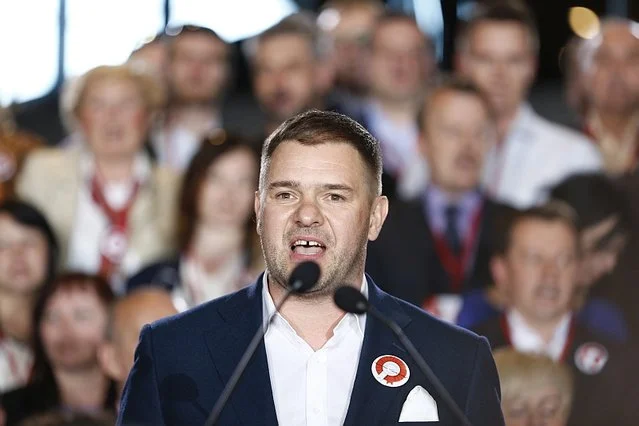 Tomasz Karolak raczej nie przypomina Wiedźmina z gry, filmu czy komiksu - charakteryzacja jednak może zdziałać cuda.