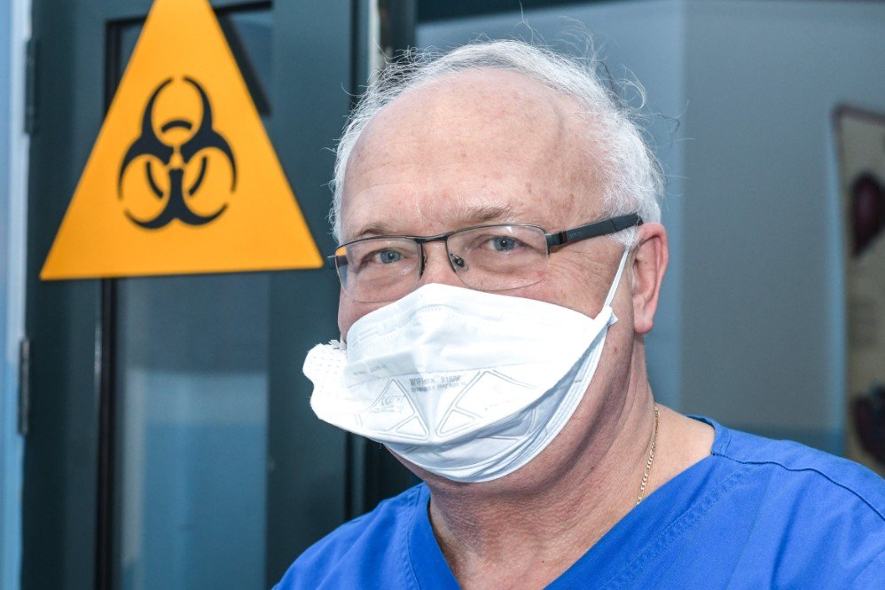 Prof. Simon krytykuje ostatnie decyzje rządu dotyczące poluzowania obostrzeń w kościołach, na stadionach czy w związku z organizacją wesel, wprowadzonych na czas epidemii koronawirusa.