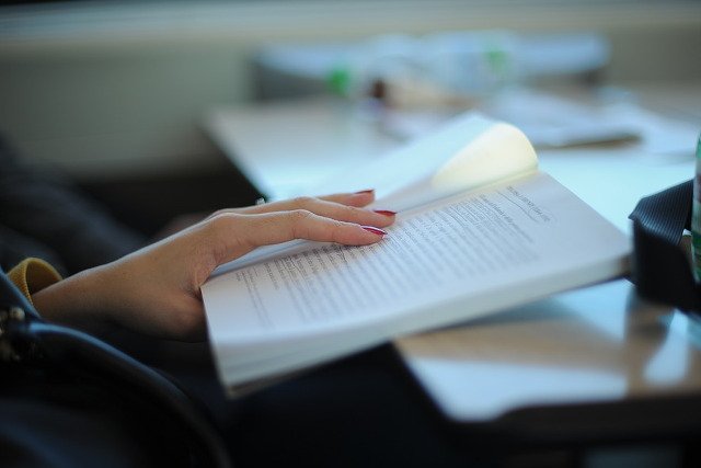 Miłośnicy książek poszukiwani przez polskich pracodawców.