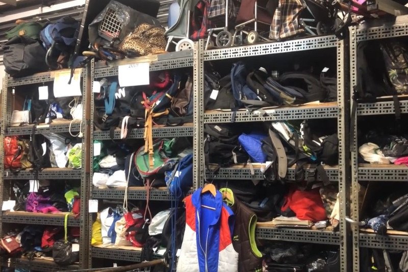 Codziennie do biura rzeczy znalezionych z warszawskich autobusów trafiają dziesiątki rzeczy.