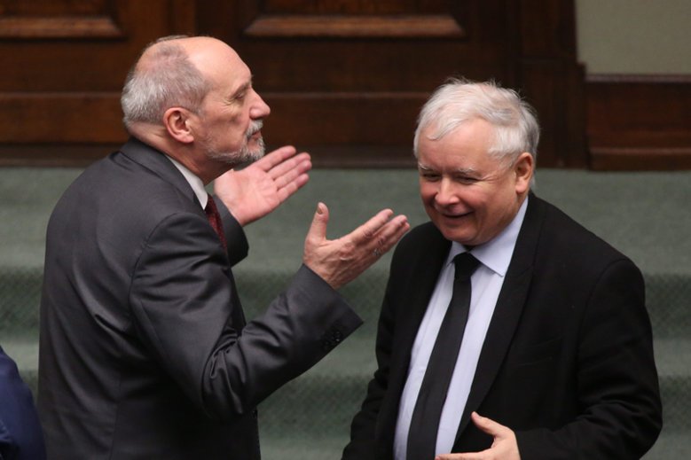 Antoni Macierewicz ma w bardzo krytyczny sposób wypowiadać się o Jarosławie Kaczyńskim, podaje tygodnik "Sieci".