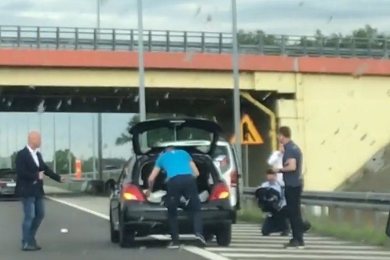 Rafał Trzaskowski i jego ludzi pospieszyli z pomocą poszkodowanym w zdarzeniu drogowym na autostradzie A2.