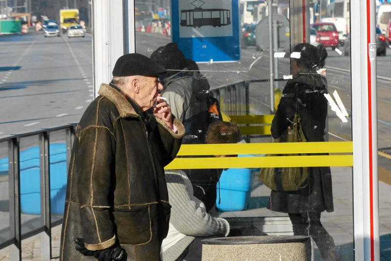 Palacze przystankowi często wchodzą do autobusu zaraz po zaciągnięciu się.