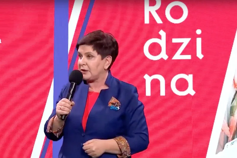 Beata Szydło na konwencji PiS z broszką "500+".