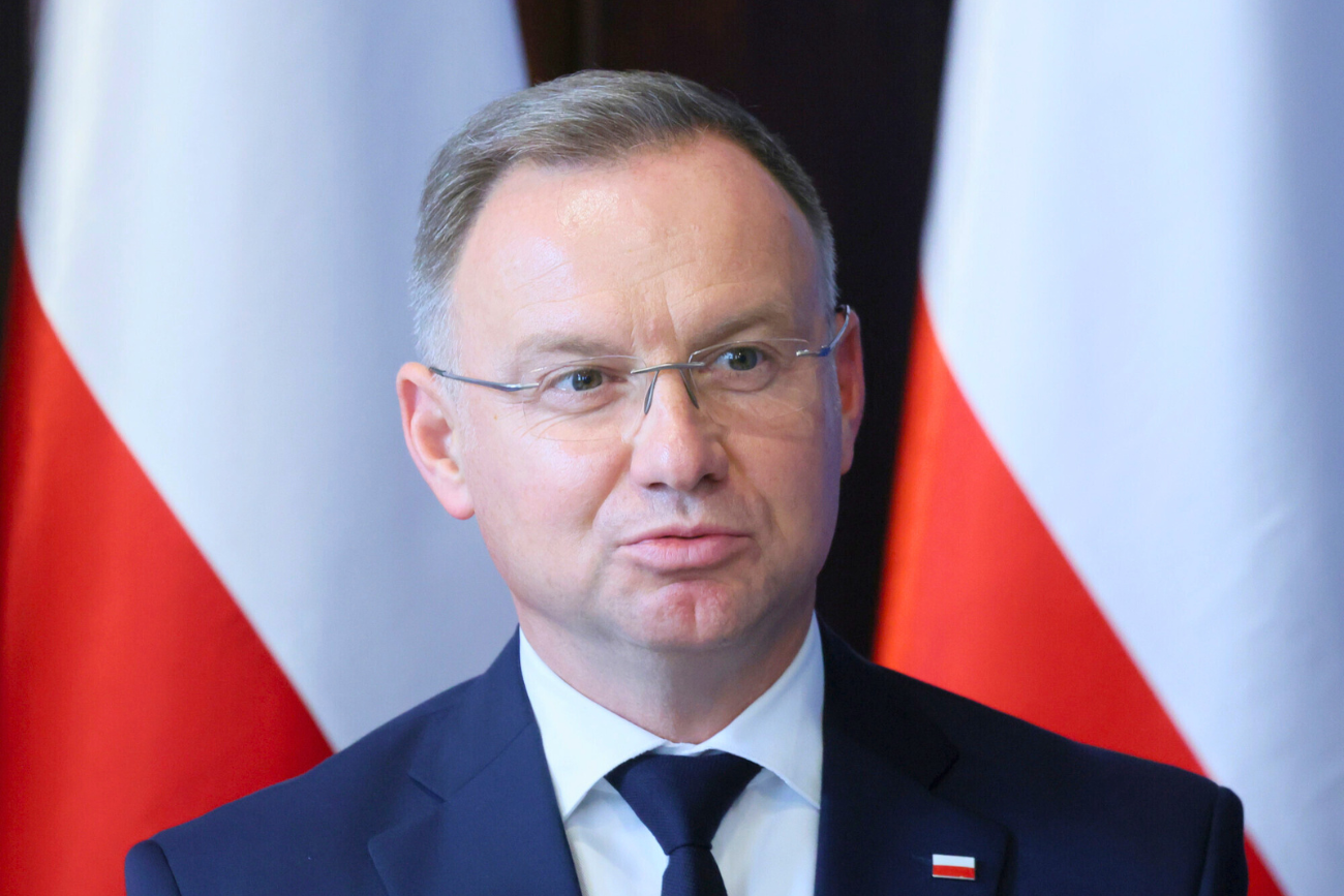 zmiana koloru flagi Polski Andrzej Dudy na tle flagi Polski