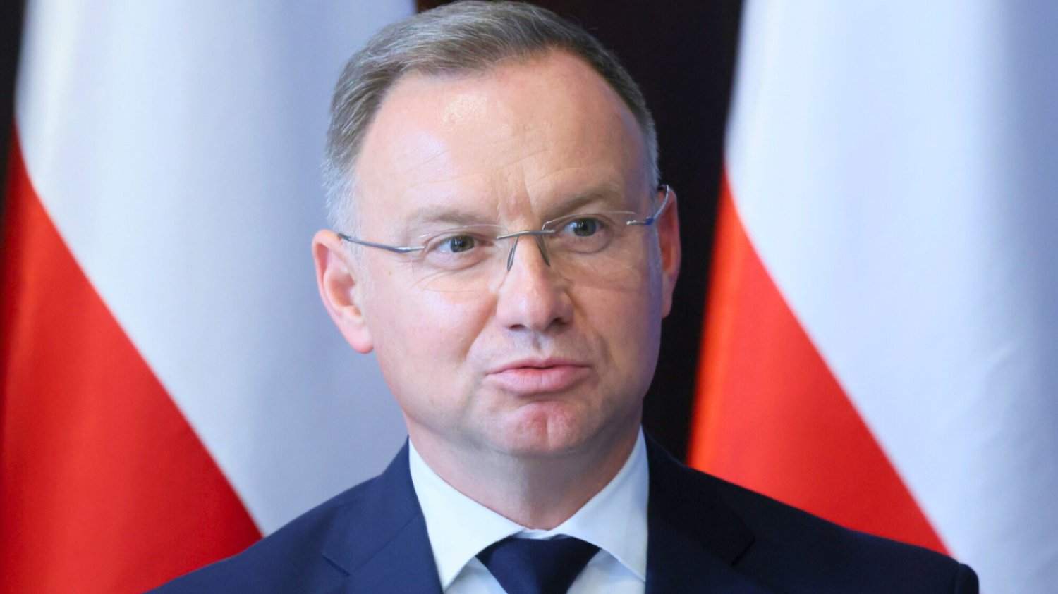 zmiana koloru flagi Polski Andrzej Dudy na tle flagi Polski