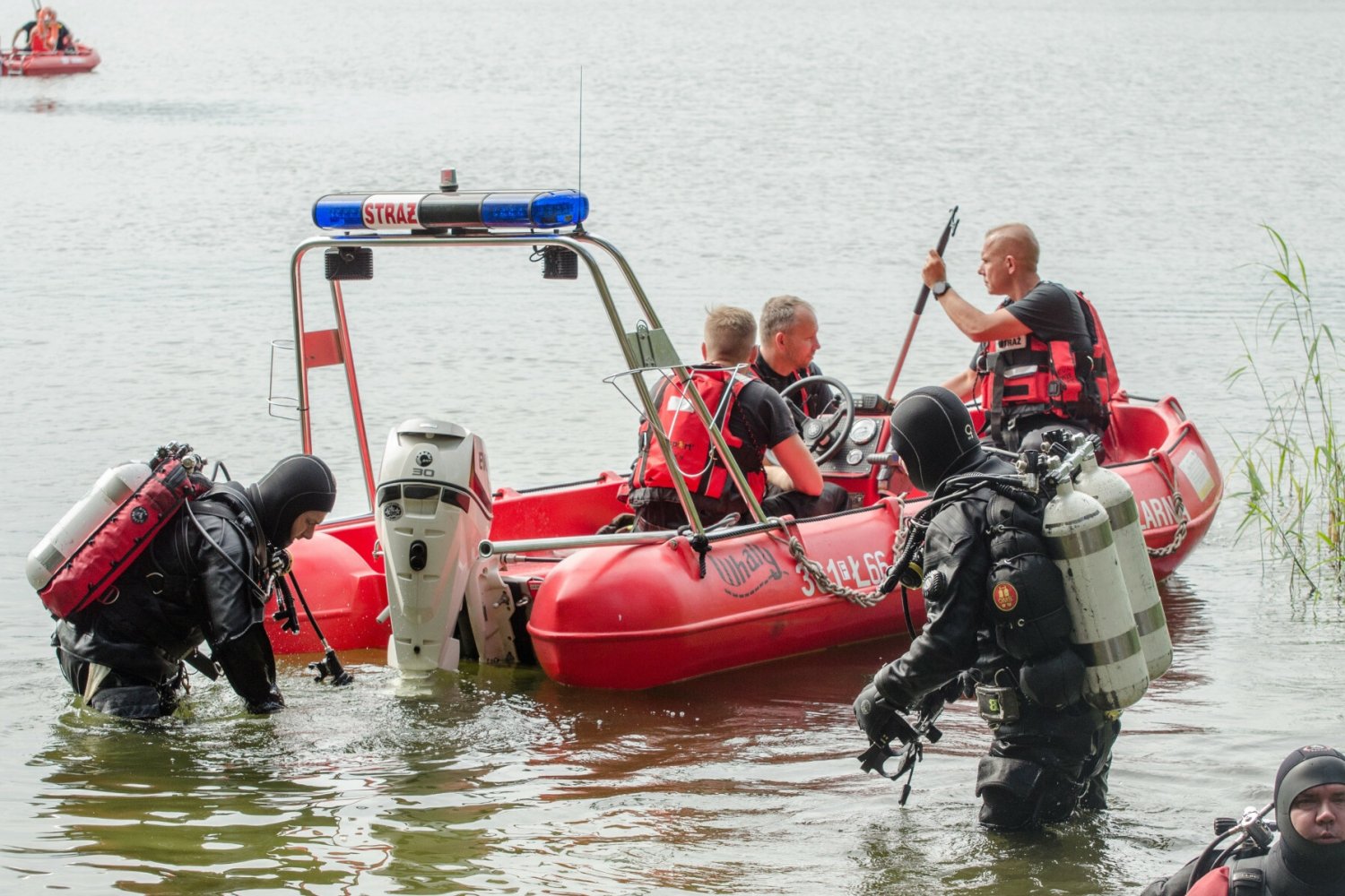 Straż przy pracy na zbiorniku wodnym. Zdjęcie ilustracyjne.