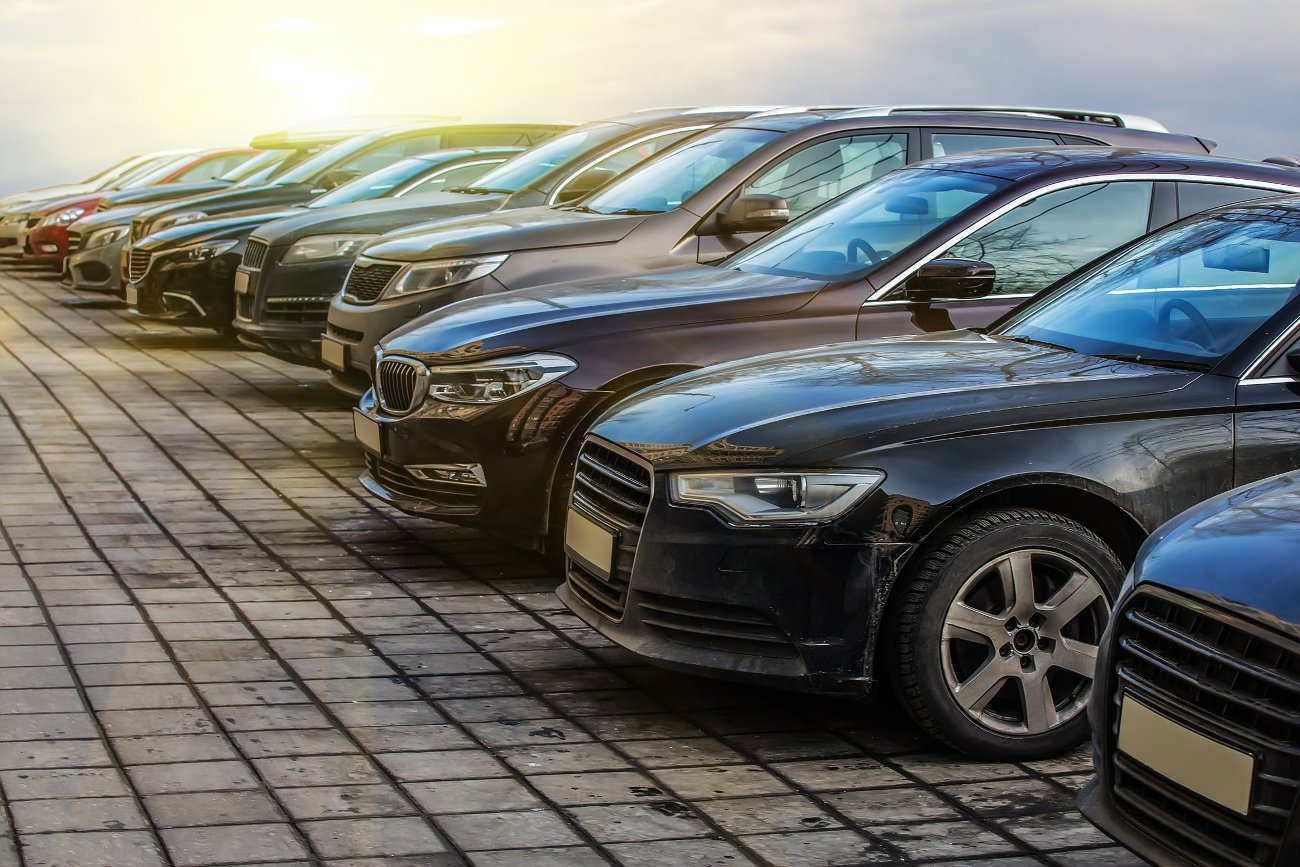 Duże zainteresowanie Polaków samochodami używanymi sprawia, że ich sprzedawcy uciekają się coraz częściej do nieuczciwych praktyk. Oto 5 rzeczy, na które szczególnie warto zwracać uwagę przy przeglądaniu ofert używanych aut, aby potem nie żałować zakupu