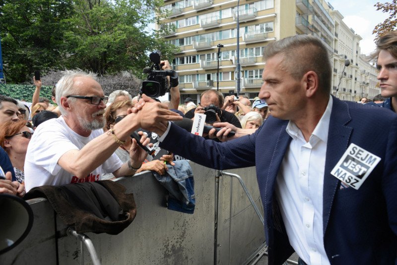 Posłowie opozycji próbują wprowadzić więcej osób do Sejmu. Przed wejściem na teren Sejmu trwają przepychanki.