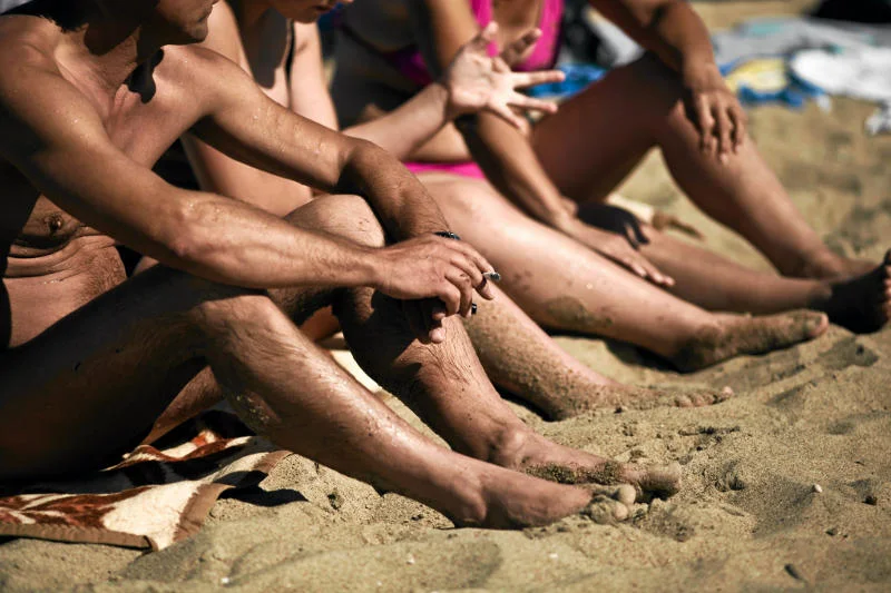 Na plaży zamiast świeżym powietrzem każe nam się oddychać dymem.