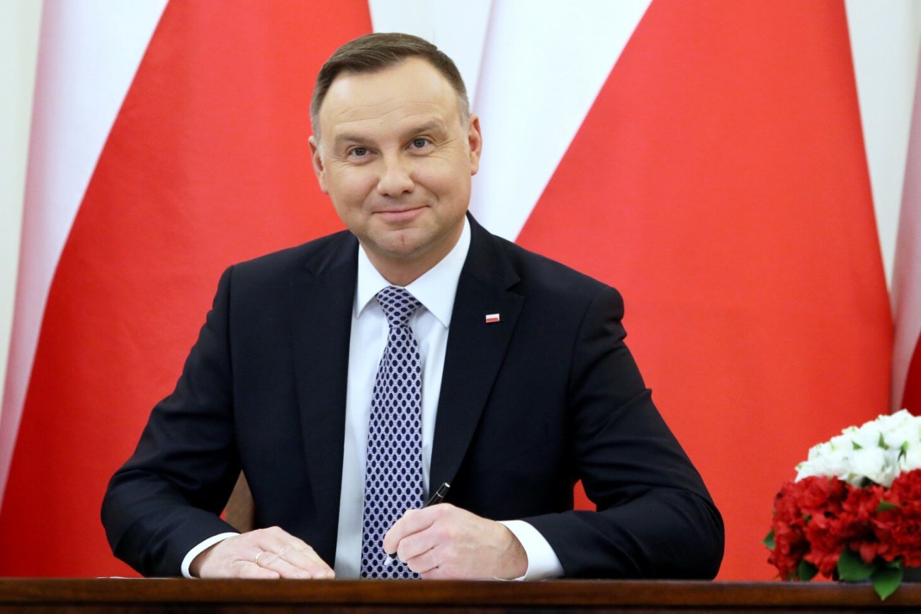 Andrzej Duda podpisujący nowelizację ustawy.