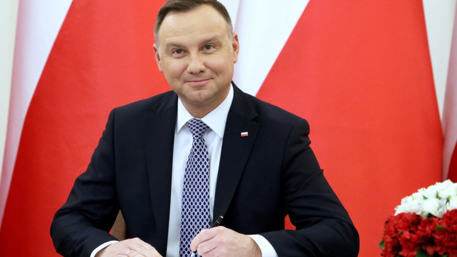 Andrzej Duda podpisujący nowelizację ustawy.