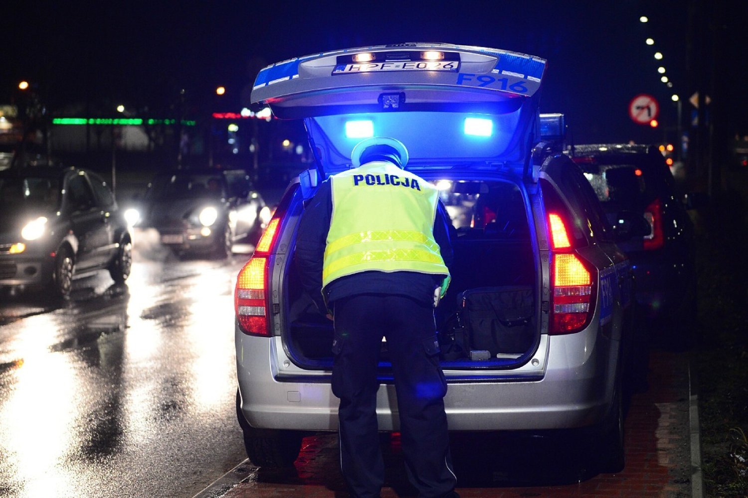 Wypadek pod szkołą w Warszawie. Ranne dzieci