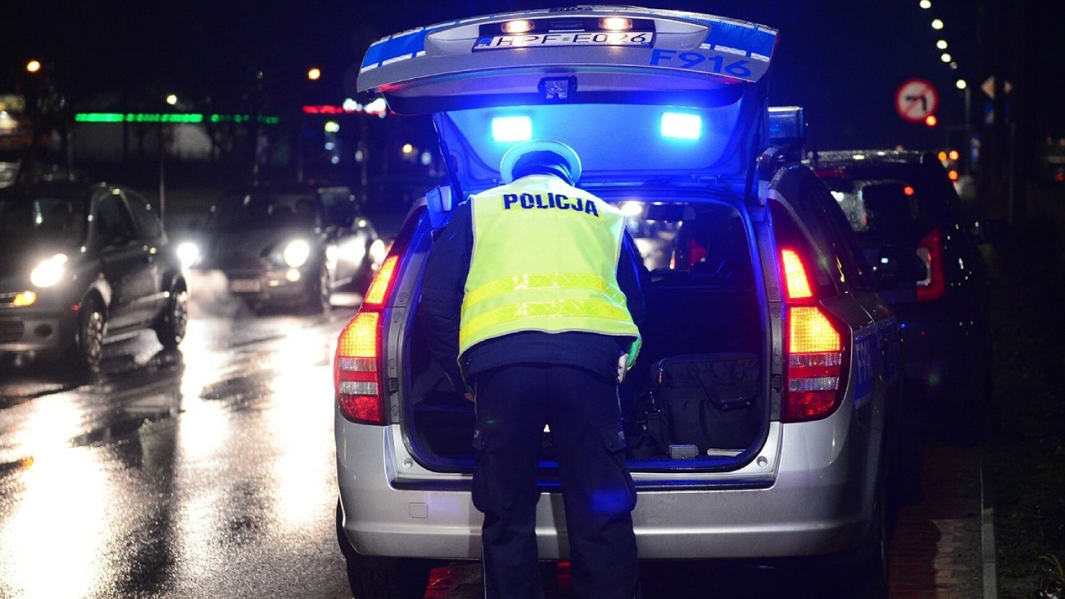 Wypadek pod szkołą w Warszawie. Ranne dzieci Wypadek pod szkołą w Warszawie. Ranne dzieci
