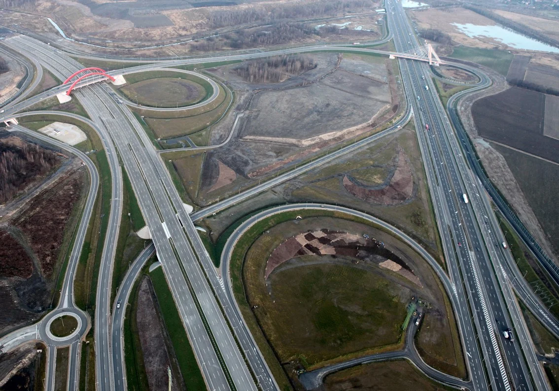 Ministerstwo Infrastruktury i Budownictwa prezentując informacje o przewymiarowanych inwestycjach drogowych ilustruje to zdjęciem węzła autostradowego Gliwice-Sośnica. Zapomina dodać, że został on zaprojektowany i skierowany do przetargu za czasów pierwsz