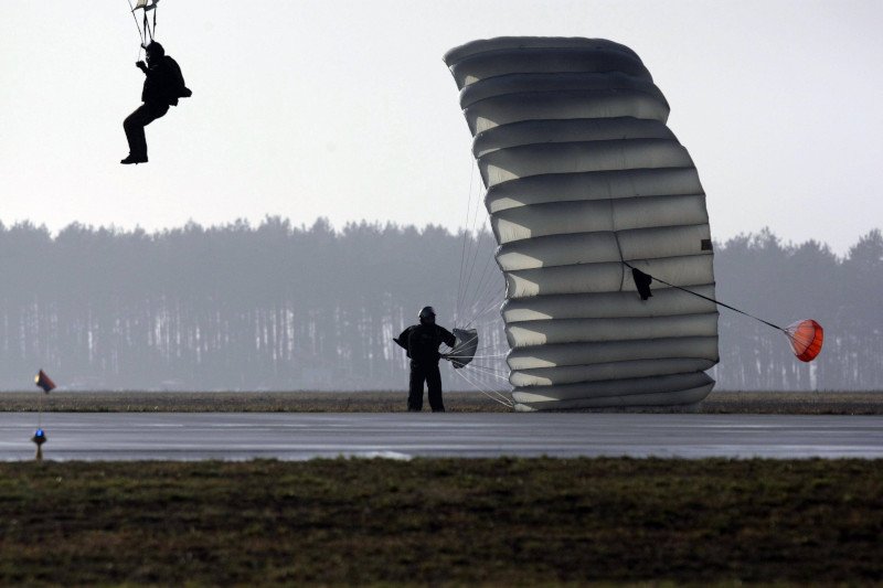 (Zdjęcie jest ilustracją do tekstu). Ćwiczenia spadochroniarskie.