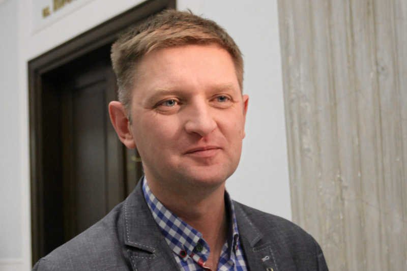 Andrzej Rozenek w "Bez autoryzacji": Jeśli Korwin-Mikke dostanie się do europarlamentu, czar szybko pryśnie. Będzie brał pensję, a to co w Polsce, będzie miał w nosie