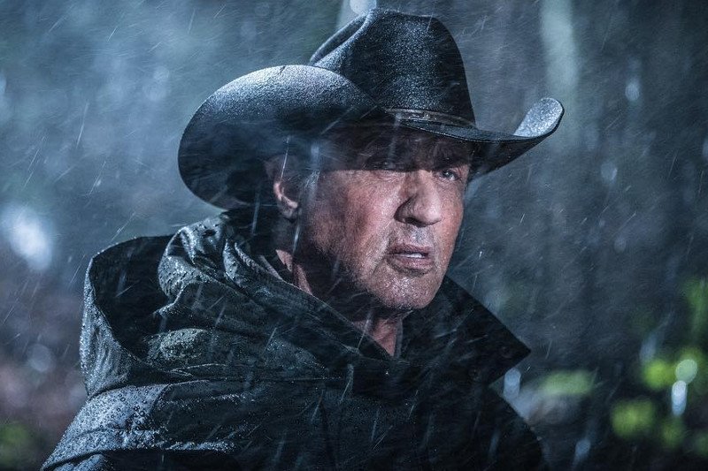 W "Rambo: Ostatnia krew" wojskowy klimat został zmieniony w brudną walkę z kartelem.