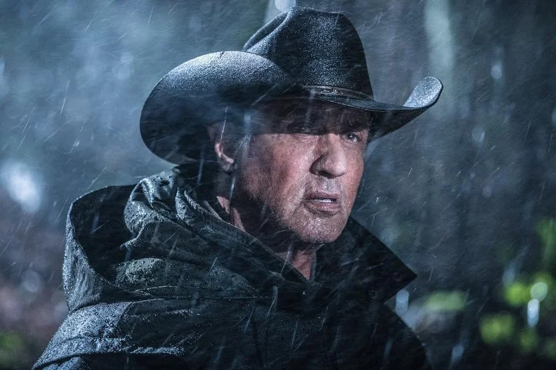 W "Rambo: Ostatnia krew" wojskowy klimat został zmieniony w brudną walkę z kartelem.