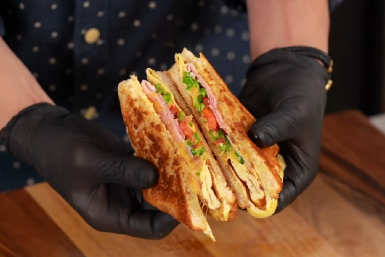 Przepis na tosty z ciągnącym serem i jajkiem. Szybkie śniadanie na kaca