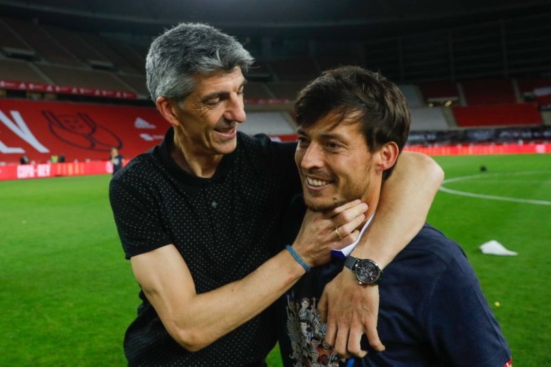 Trener Imanol Alguacil zaskoczył dziennikarzy swoją przemianą podczas konferencji prasowej