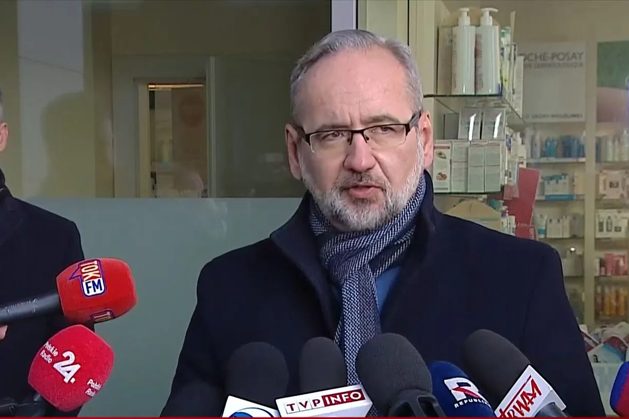 Adam Niedzielski odpowiedział kurator Barbarze Nowak, która nazwała szczepienia eksperymentem.
