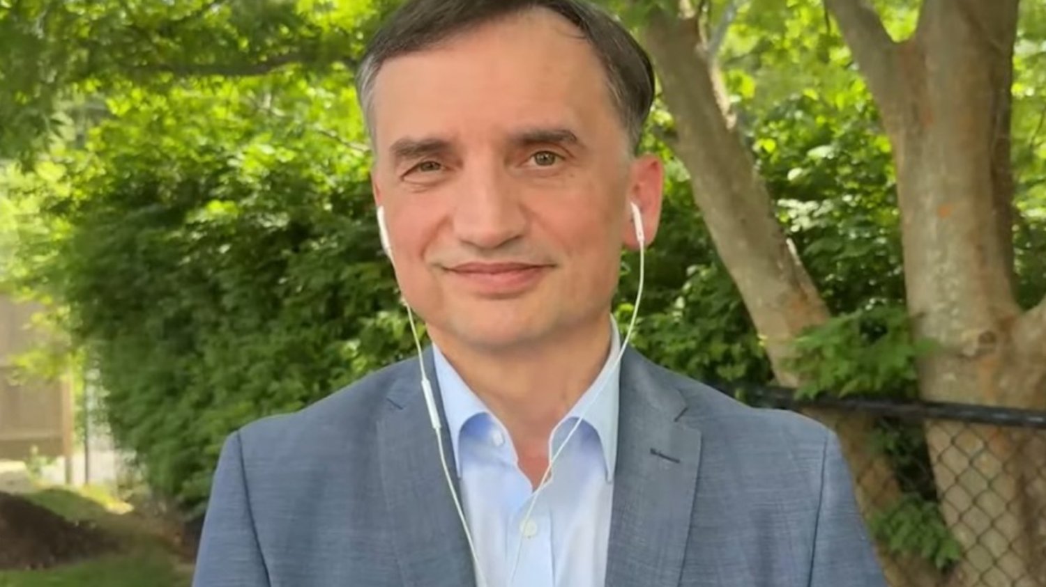 Zbigniew Ziobro ucieczka USA i nowa praca TV Republika w Waszyngtonie 2026 Były minister sprawiedliwości Zbigniew Ziobro przemawiający w TV Republika. Ucieczka do USA, afera Funduszu Sprawiedliwości i paszport genewski.