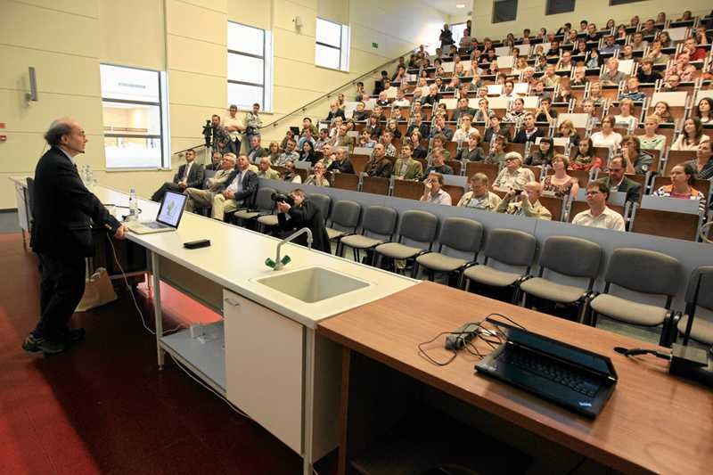 Zmuszanie do kupowania swoich książek to częsta praktyka wśród wykładowców