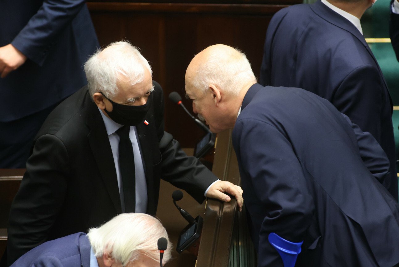 Janusz Korwin-Mikke podszedł zamienić słowo z prezesem PiS Jarosławem Kaczyńskim.