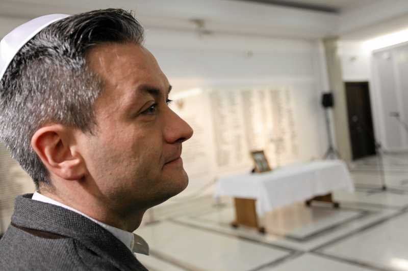 Poseł Robert Biedroń z Ruchu Palikota w jarmułce podczas uroczystości zapalenia świec chanukowych w Sejmie.