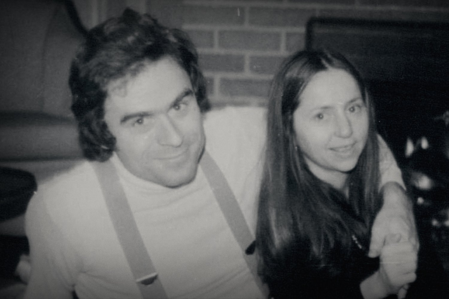 Ted Bundy prowadził podwójne życie. Udawał przykładnego obywatela, chłopaka Elizabeth Kloepfer, a w międzyczasie mordował młode kobiety