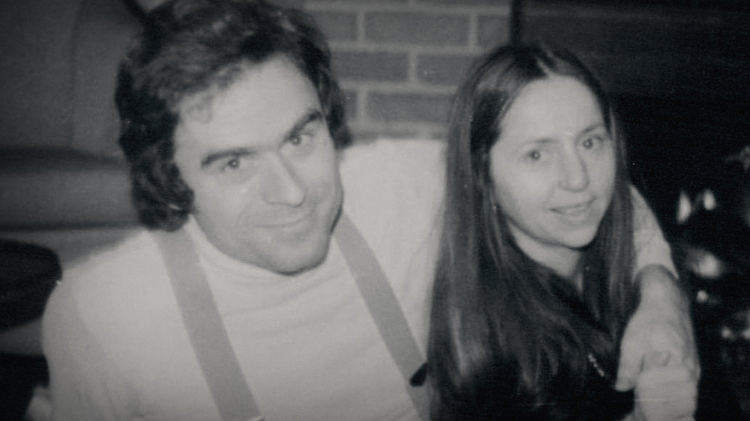 Ted Bundy prowadził podwójne życie. Udawał przykładnego obywatela, chłopaka Elizabeth Kloepfer, a w międzyczasie mordował młode kobiety