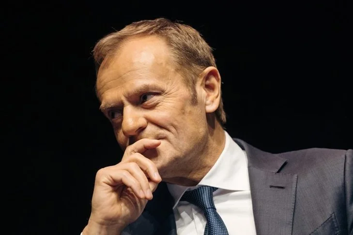 Donald Tusk zadał internautom maturalną zagadkę.