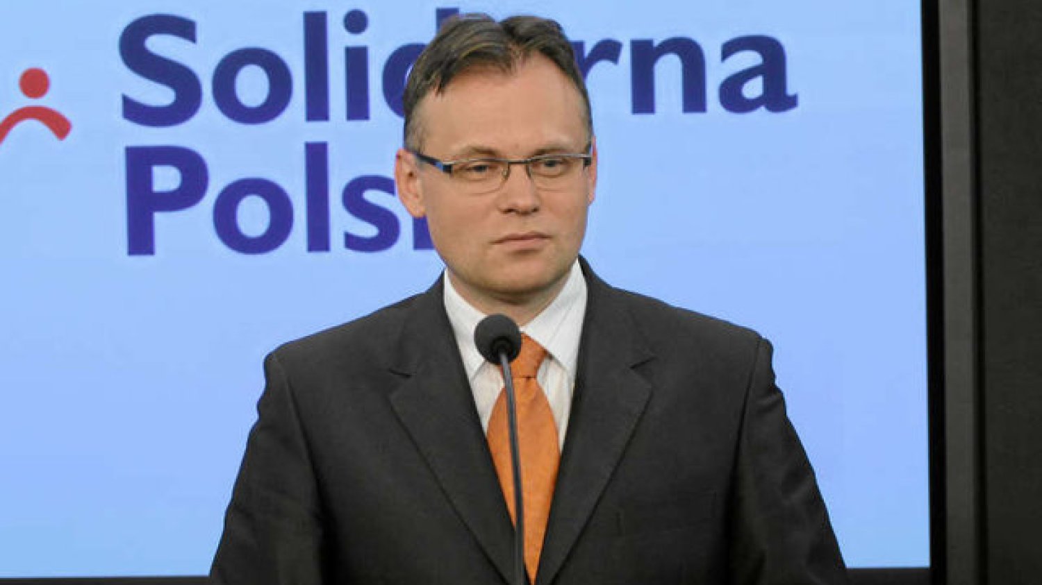 Poseł Arkadiusz Mularczyk (PiS; poprzednio Solidarna Polska) wyśmiewa młodych ludzi uczestniczących w protestach w obronie wolnych sądów.