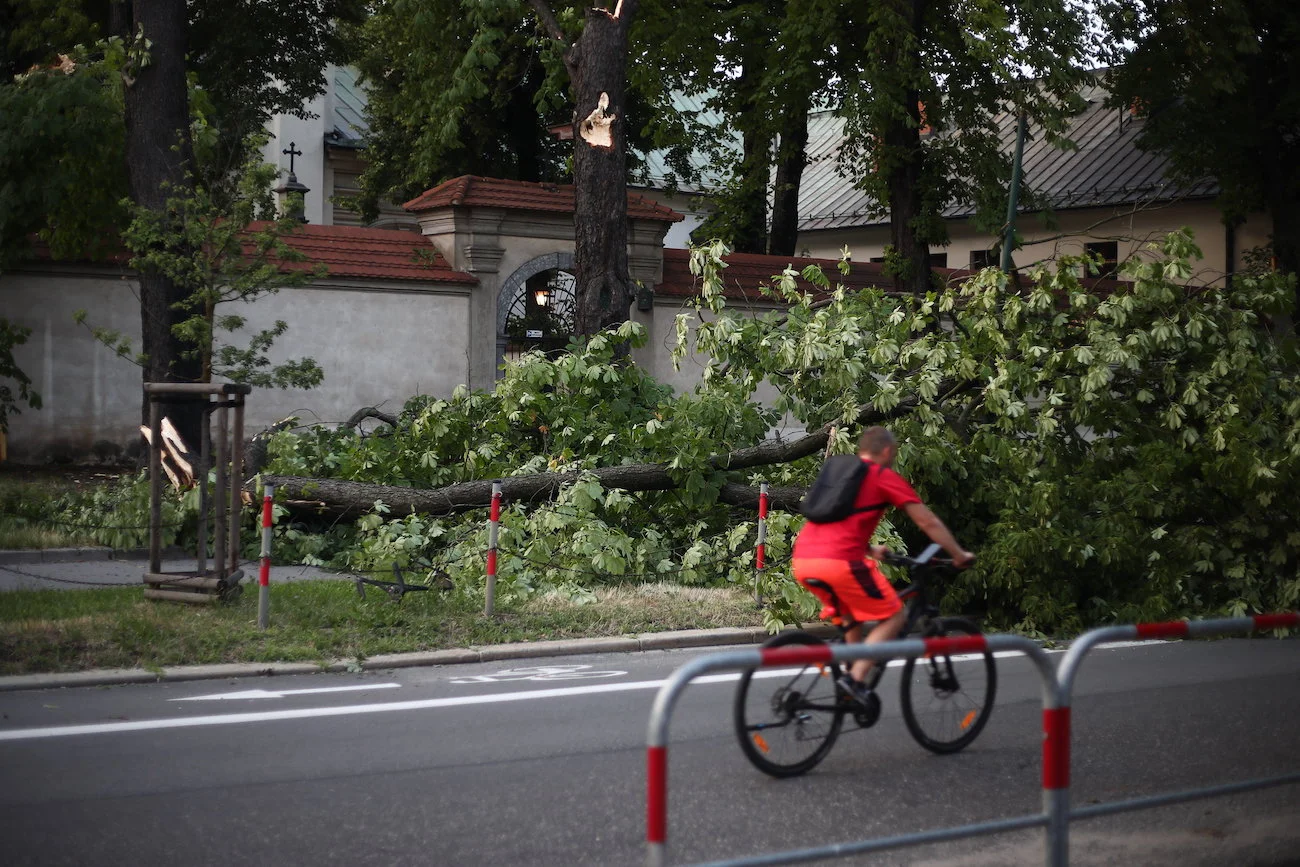Strażacy usuwają kolejne skutki nawałnic w Polsce.