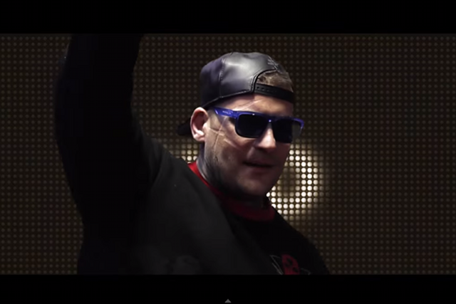 Piosenka Gangu Albanii na dyskotece w szkole podstawowej.