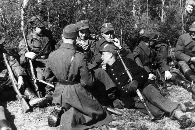 Niemiecki serial "Nasze matki, nasi ojcowie" przedstawia członków polskiego ruchu oporu jako antysemitów. Na zdjęciu: Żołnierze 27. Wołyńskiej Dywizji Piechoty Armii Krajowej
