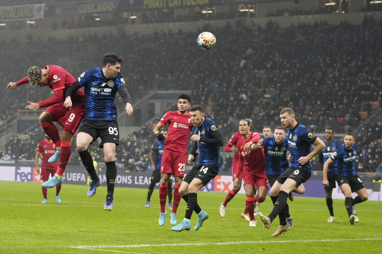 Roberto Firmino właśnie strzela gola na 1:0 w Mediolanie. Ten moment może mieć kluczowe znaczenie w dwumeczu.