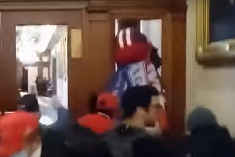 Nagranie z zamieszek w Kapitolu postrzał kobiety