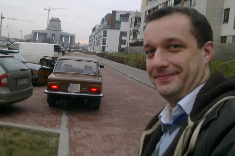 Maciej Mazur ze swoim Fiatem 125p