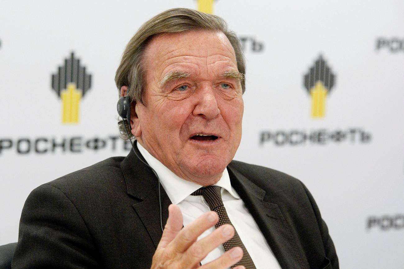 Były kanclerz Niemiec Gerhard Schröder odchodzi z posady w radzie nadzorczej rosyjskiego koncernu paliwowego Rosnieft.