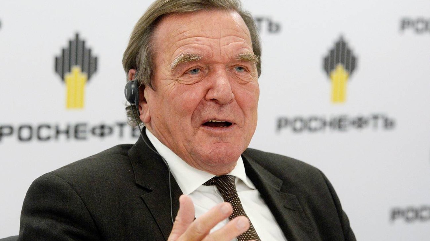 Były kanclerz Niemiec Gerhard Schröder odchodzi z posady w radzie nadzorczej rosyjskiego koncernu paliwowego Rosnieft. Były kanclerz Niemiec Gerhard Schröder odchodzi z posady w radzie nadzorczej rosyjskiego koncernu paliwowego Rosnieft.