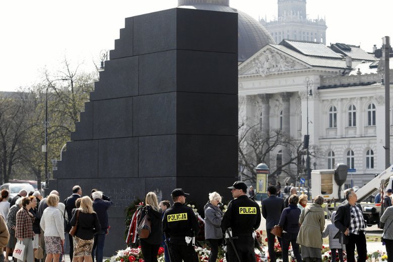 Kwoty, które przeznaczane są na ochronę pomnika smoleńskiego są ogromne.