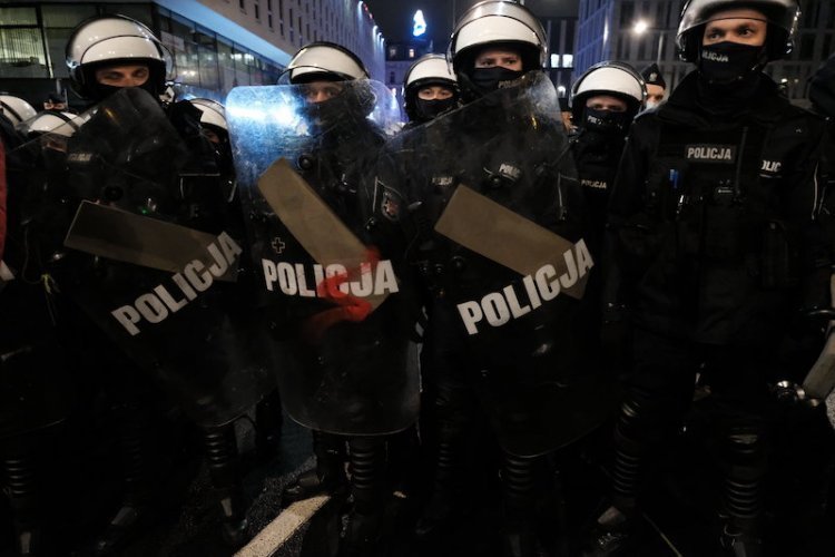 Policja weszła do mieszkania w Warszawie, żeby ściągnąć flagę z błyskawicą.