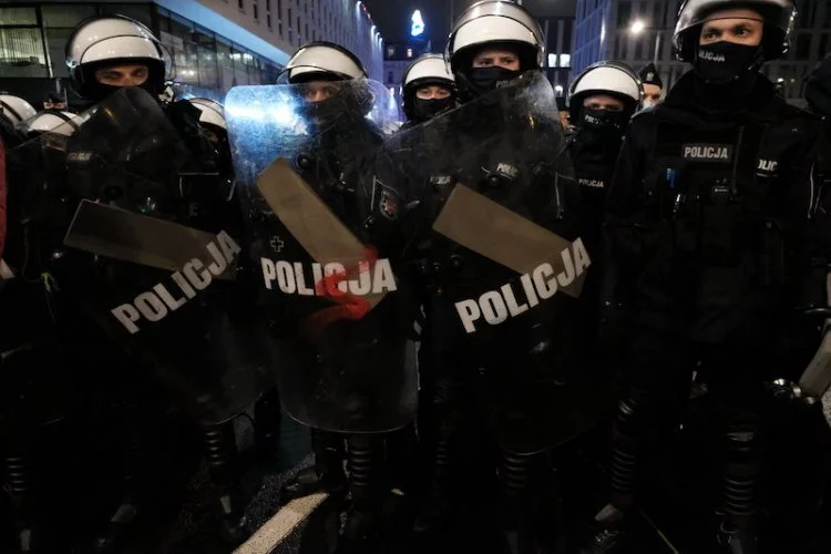 Policja weszła do mieszkania mężczyzny, żeby ściągnąć flagę z błyskawicą. Policja weszła do mieszkania w Warszawie, żeby ściągnąć flagę z błyskawicą.