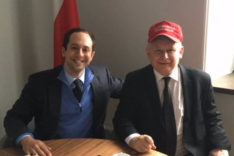 Jarosław Kaczyński pozuje na zdjęciu w czapce z kampanii Donalda Trumpa. Obok Matthew Tyrmand, ekonomista, syn Leopolda Tyrmanda.