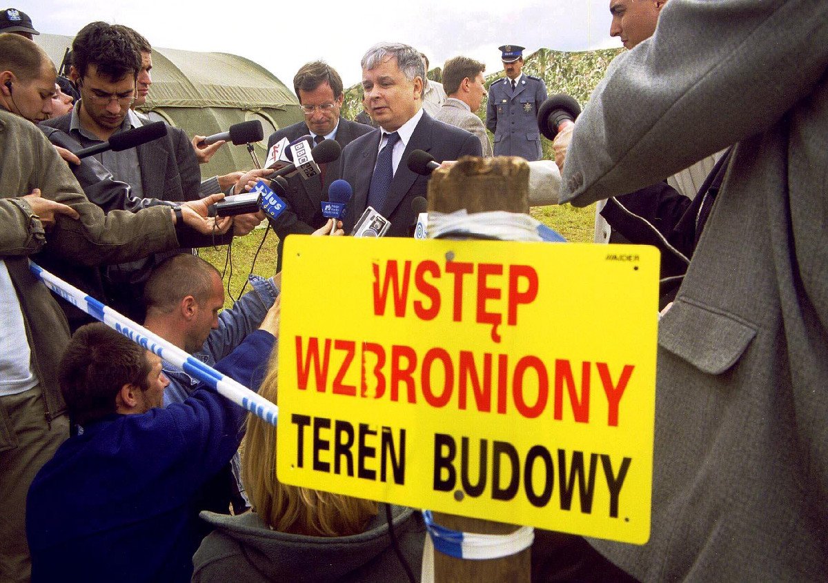 Minister sprawiedliwości Lech Kaczyński na miejscu ekshumacji w Jedwabnem, 4 VI 2001.