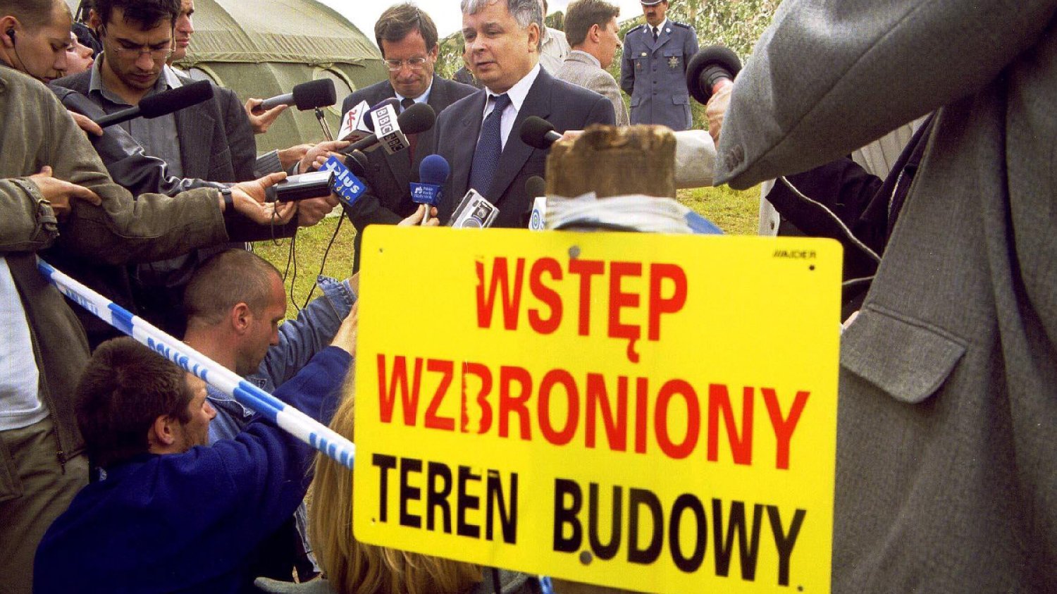 Minister sprawiedliwości Lech Kaczyński na miejscu ekshumacji w Jedwabnem, 4 VI 2001.