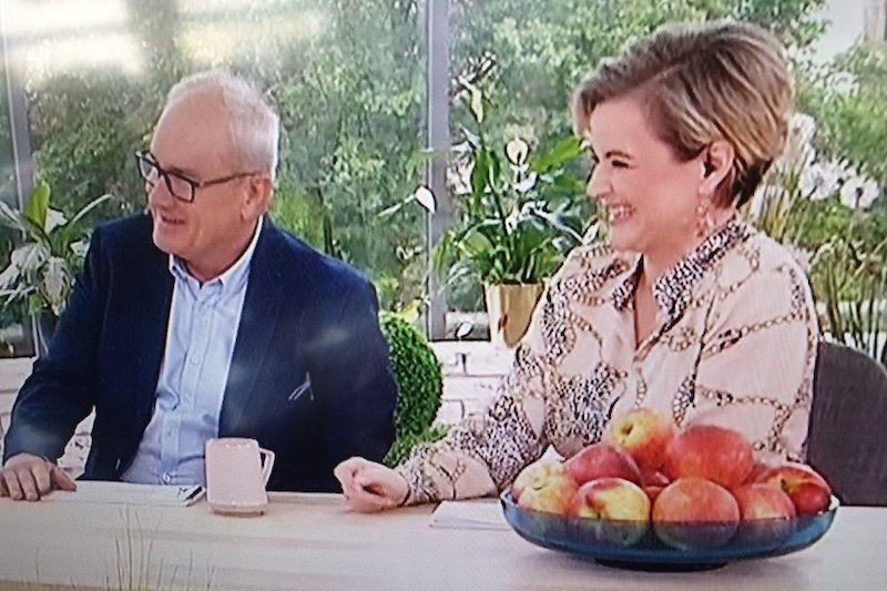 Monika Zamachowska i Michał Olszański w trakcie rozmowy z Jarosławem Kaczyńskim.